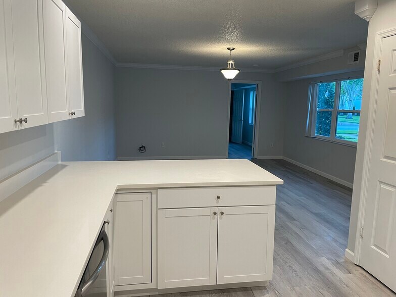 Building Photo - 67 Windtree Ln