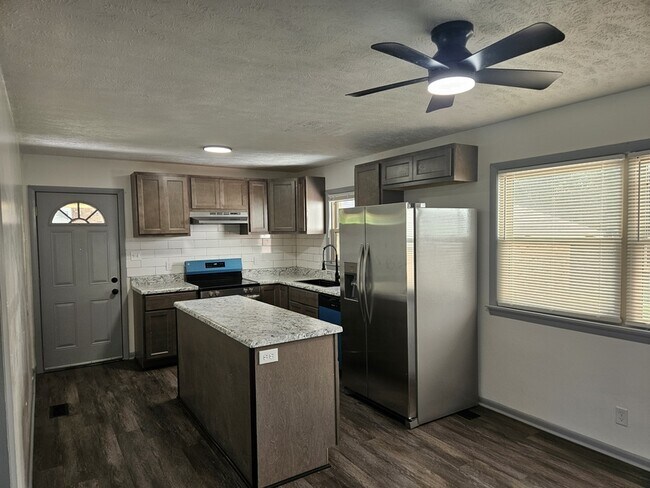 Building Photo - 415 College Dr