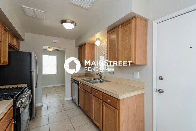 Building Photo - 3 Bedroom Pet-Friendly Home in TUCSON, AZ with Main Street Renewal
