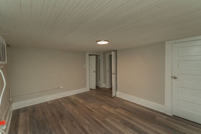 Building Photo - $699- Updated 2 bed/1 bath apartment near Medical Center, with brand-new appliances!