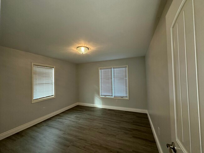 Building Photo - 8890 W Farm Rd 104