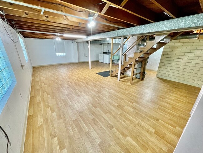Building Photo - 613 Hickory Dr
