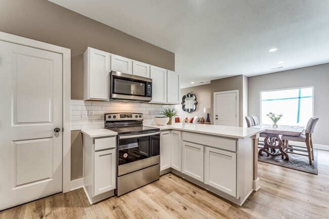 Building Photo - Skyway-Maxine Plan