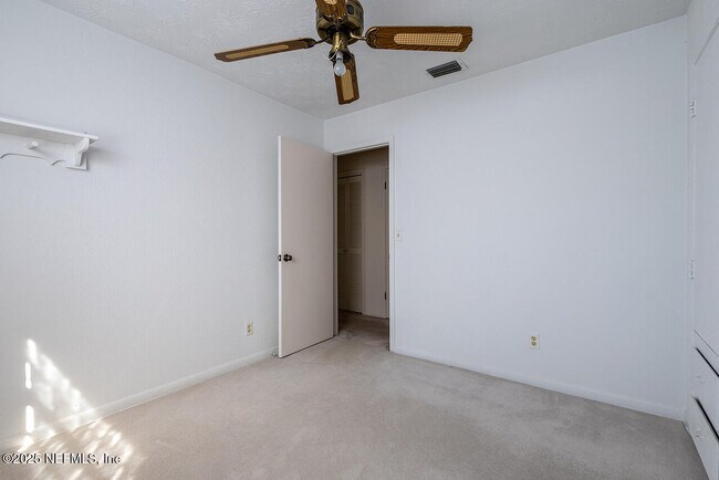 Building Photo - 1620 Bay Cir E