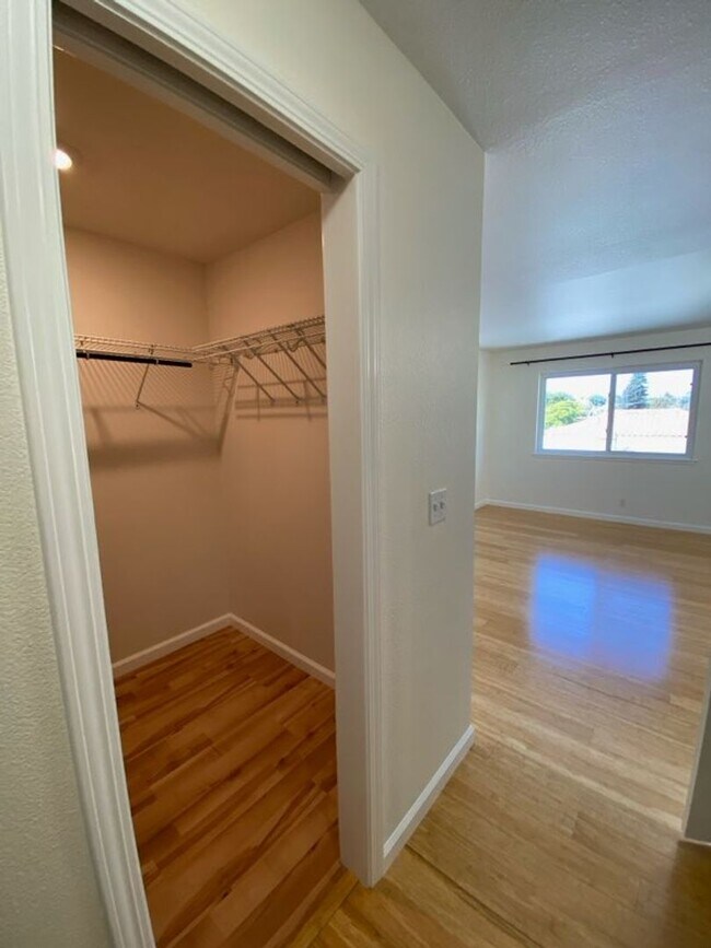 Building Photo - Available Now - 2 Bedroom 2 Bath Condo in ...