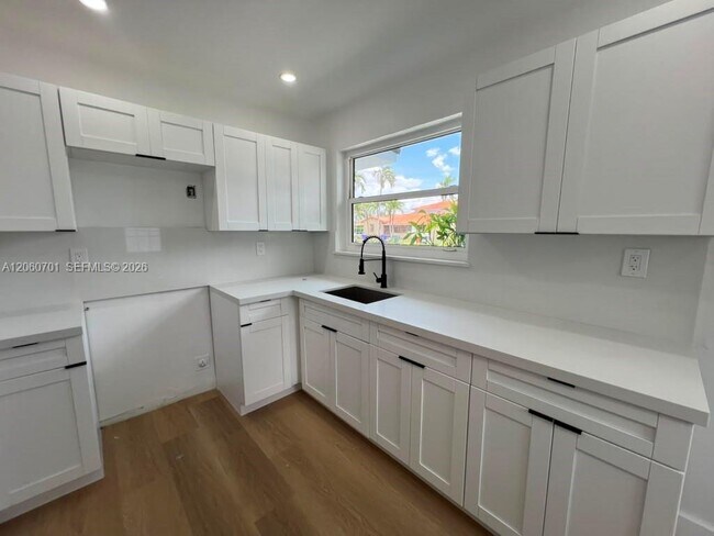 Building Photo - 1239 SW 22nd Ave