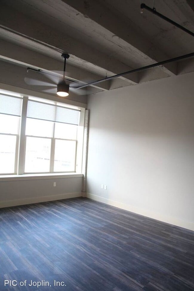 Building Photo - 702 S Wall Ave