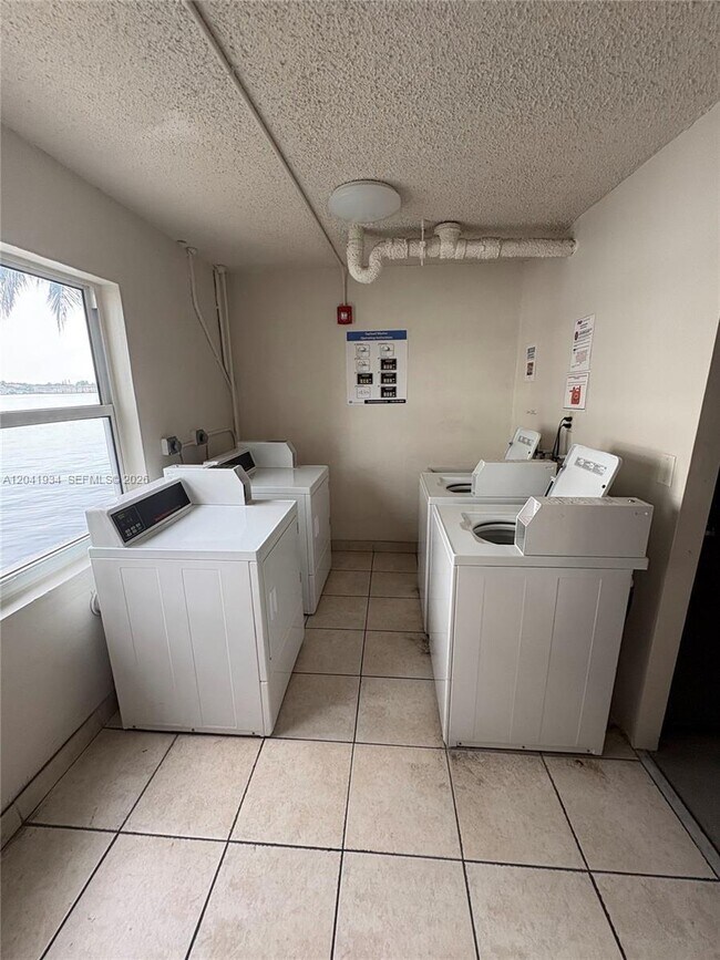 Building Photo - 1075 NE Miami Gardens Dr