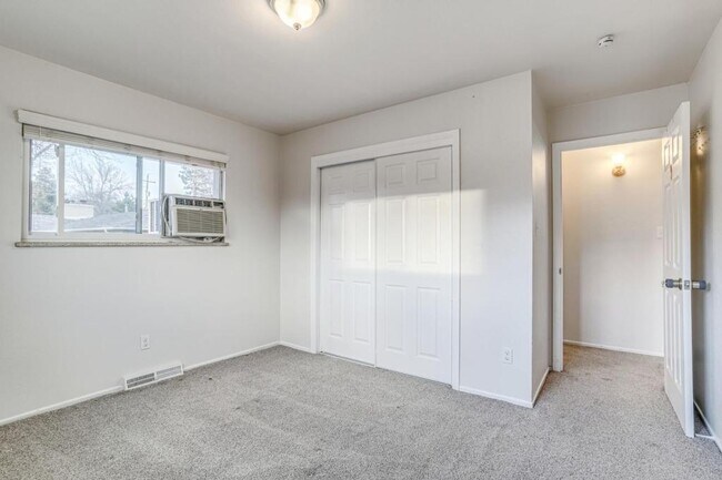 Building Photo - 2860 S Golden Way