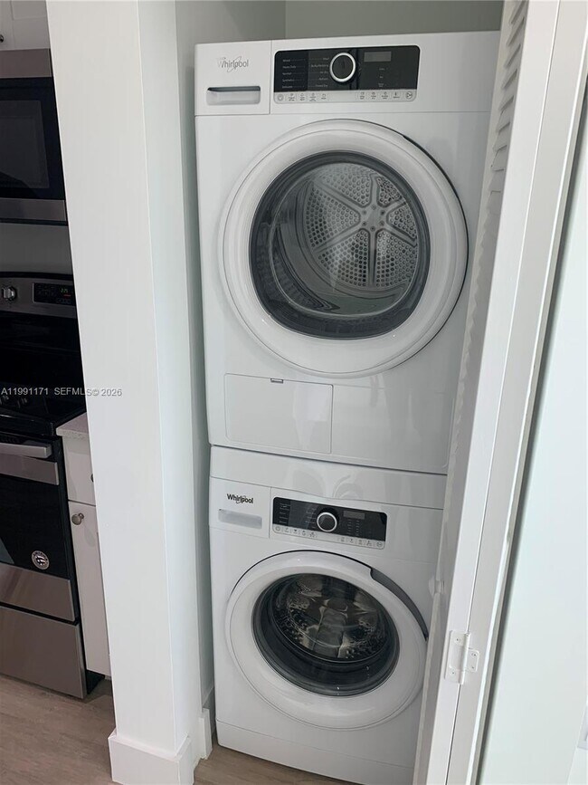 Building Photo - 4100 SW 64th Ave