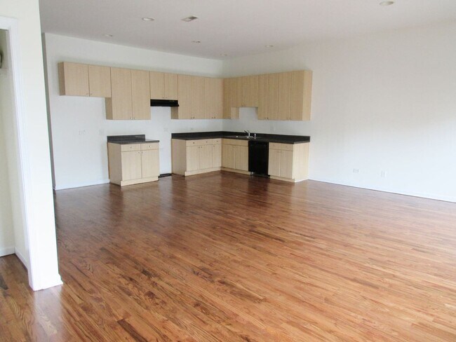 Building Photo - 2 Bed in Prime Logan Square