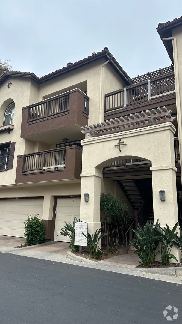 Building Photo - Large 1-bedroom