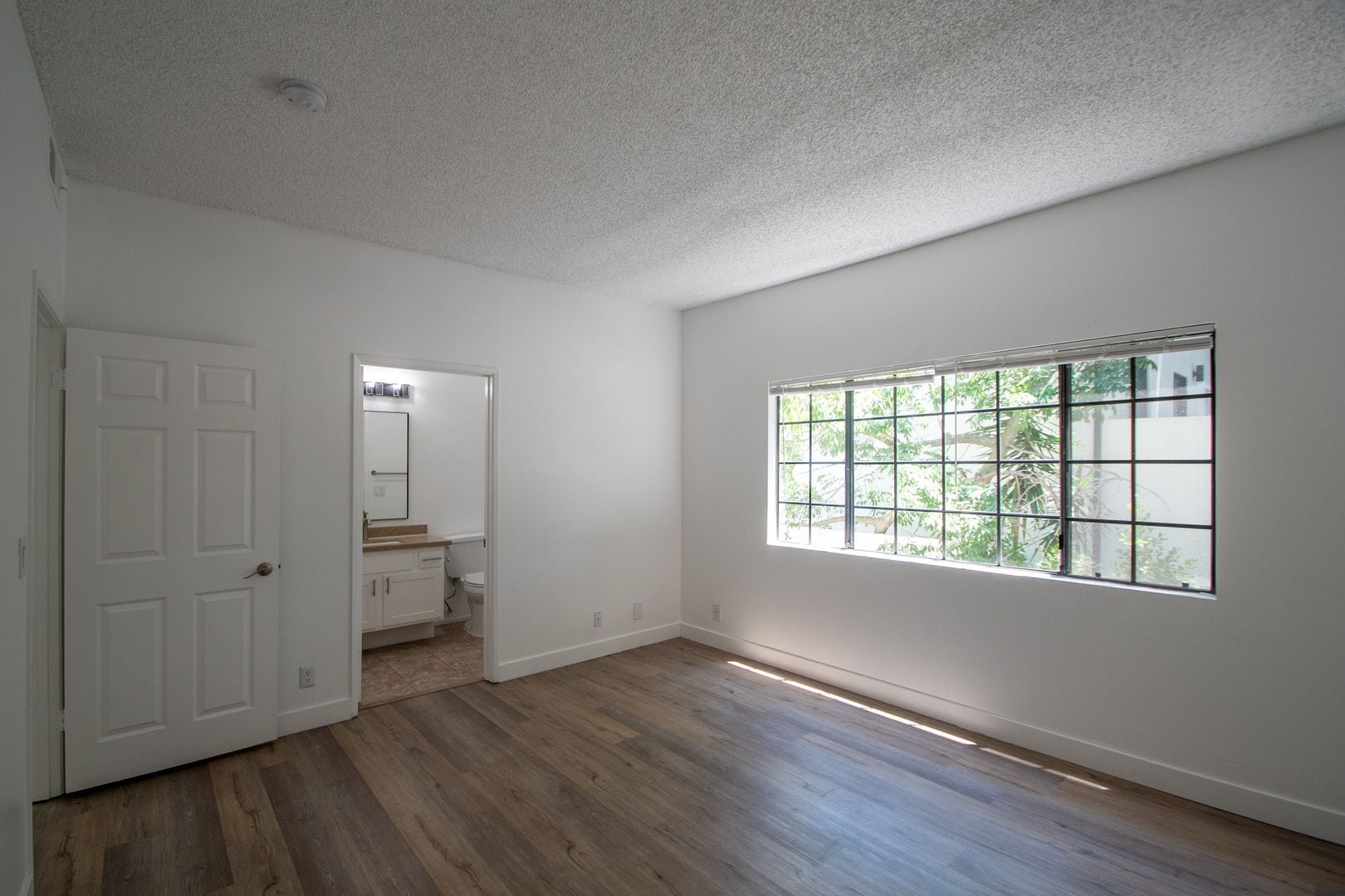 Building Photo - 11594 Moorpark St