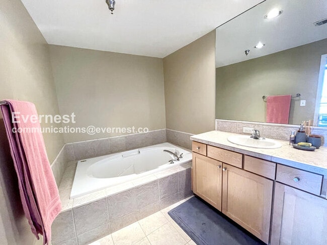 Building Photo - 3201 Shoshone St