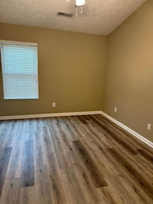 Building Photo - Knoxville 37934 - 2 bedroom, 2 bath condo - Contact Susan Niedergeses (865) 300-4722