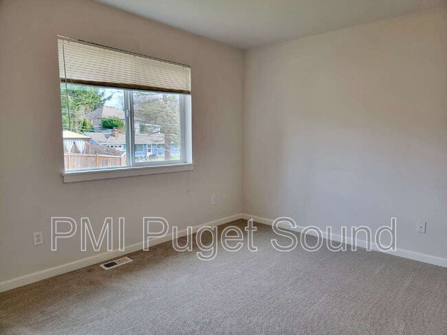 Building Photo - 576 Mount Baker Pl NE