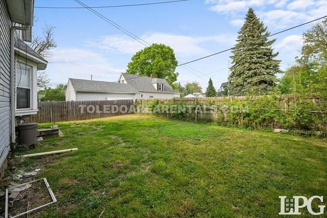 Building Photo - 5520 N Summit St