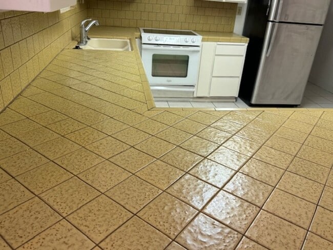 Building Photo - 3 Bedroom, 2 bath home with indoor laundry...