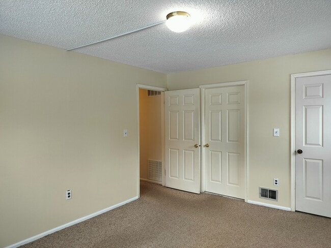 Building Photo - 19 Mendrey Ct