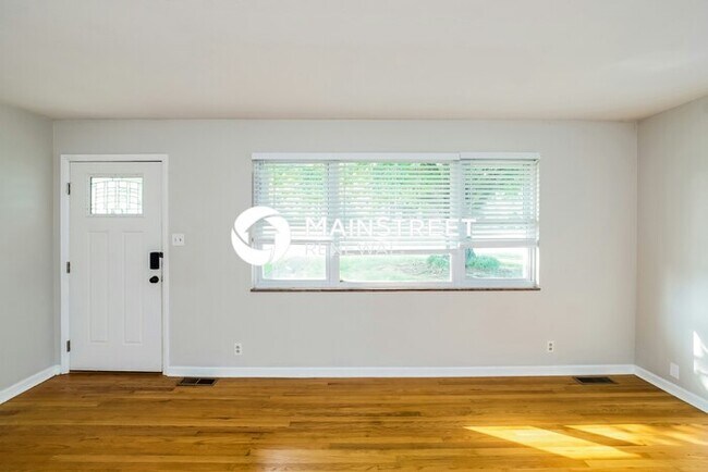 Building Photo - 3 Bedroom Pet-Friendly Home in KNOXVILLE, TN with Main Street Renewal