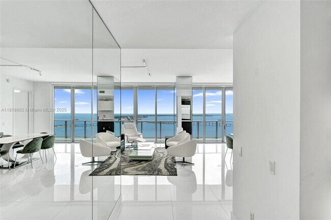 Building Photo - 1300 Brickell Bay Dr