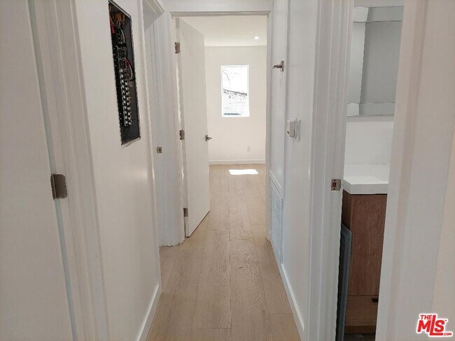 Building Photo - 130 W 59th Pl