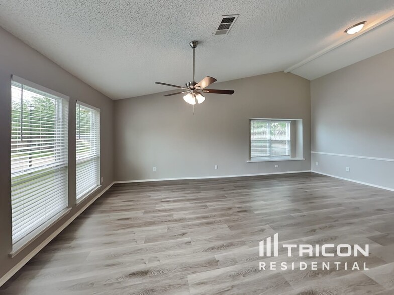 Building Photo - 1040 Twin Falls Dr