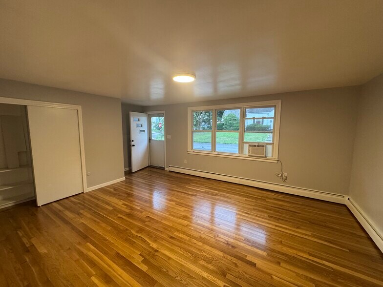 Living room - 4 Lord St