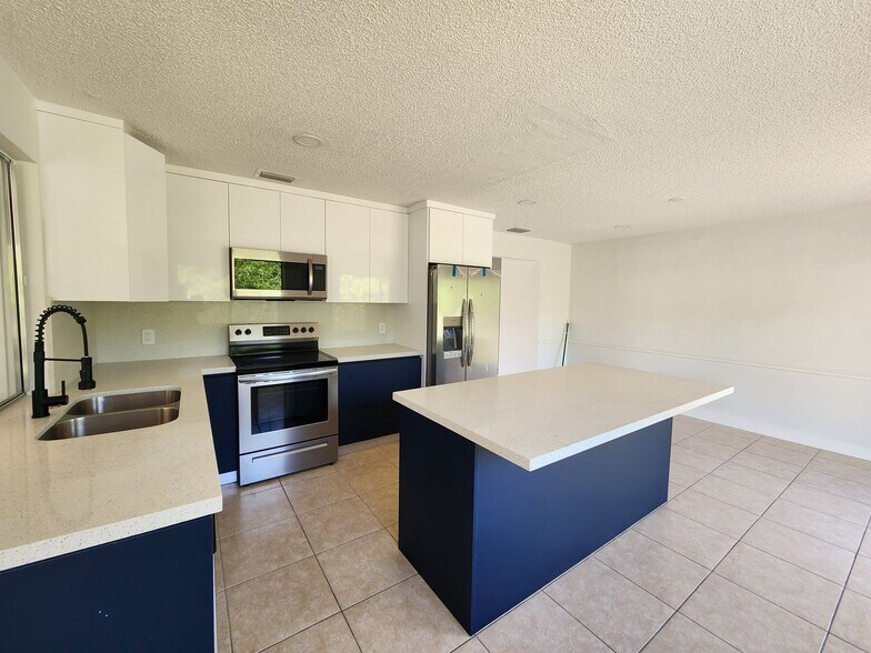 Building Photo - REMODELED 2 bedroom 2 bathroom in NE Cape Coral
