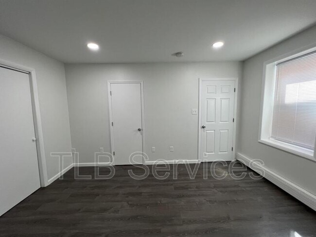 Building Photo - 731 Main St