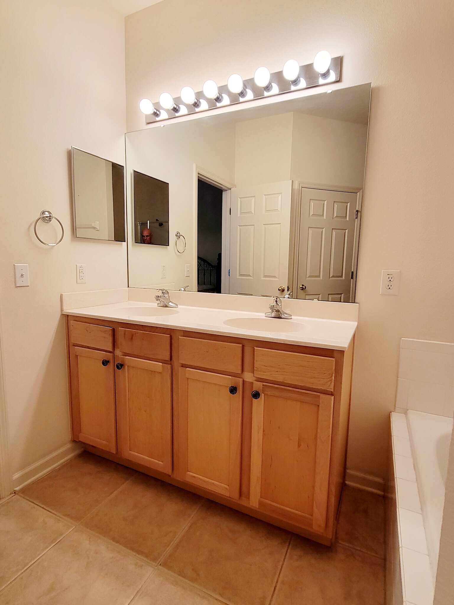 Master en-suite w/two sink vanity - 221 Victoria Commons Blvd