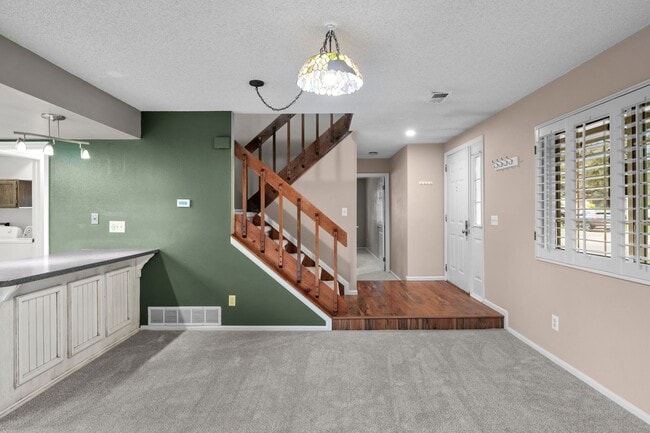 Building Photo - 2 Bed 2 Bath  in Heather Ridge