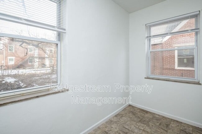 Building Photo - 325 Wallace Dr