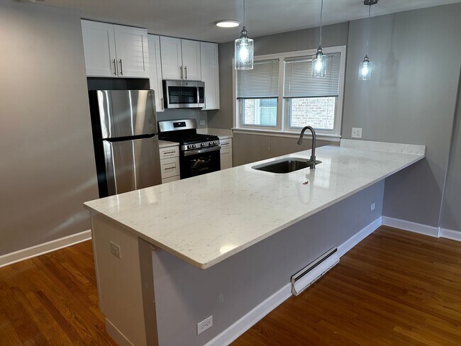 Building Photo - Spacious 2 Bed, 1 Bath, Plus Den/Office in...