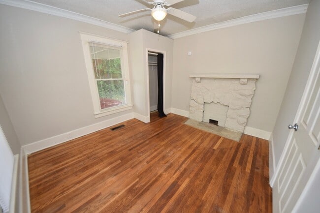 Building Photo - 4 Bed, 2 Bath Near UOM