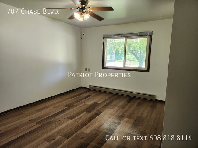 Building Photo - 2 bedroom/ 1 bath apartment in Sun Prairie...