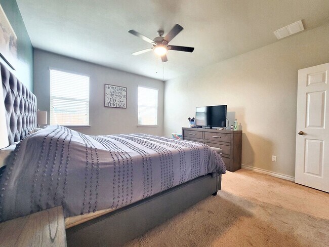 Building Photo - Beautiful 4 Bed / 2.5 Bath Home in Pfluger...