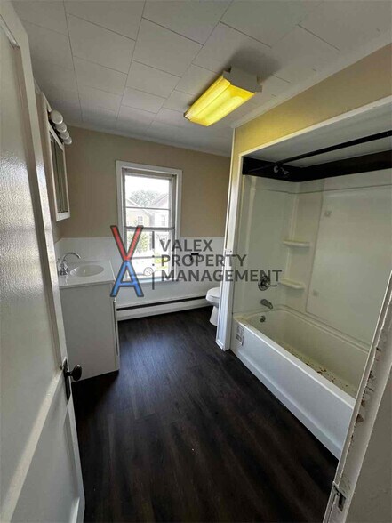 Building Photo - 531 N Bromley Ave