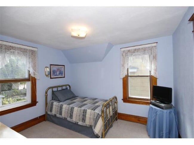 Building Photo - 4 Bedroom 1 Bath Adorable Home in St. Paul
