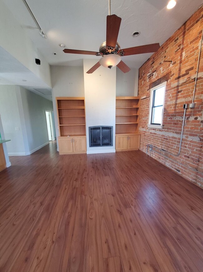 Building Photo - Awesome Downtown Moline Apartment Close to Arsenal