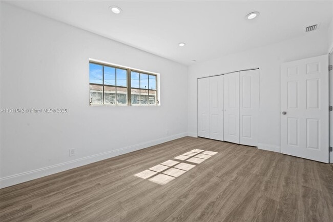 Building Photo - 2444 Plunkett St