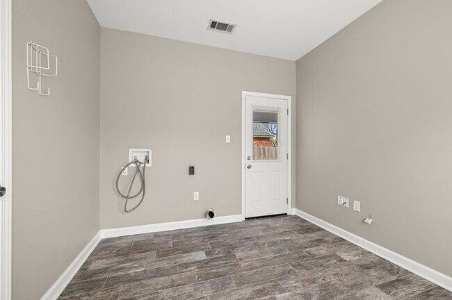 Building Photo - 2201 Hunters Trl Dr