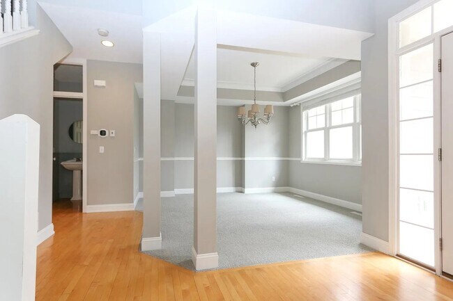 Building Photo - Rare 4 bed singe family super nice luxurio...