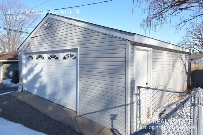 Building Photo - JUST REMODELED - 3 Bed 3 Bath Home Availab...