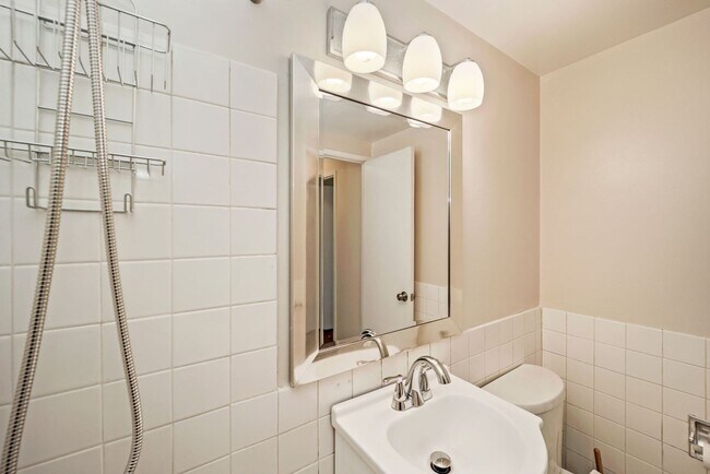 Building Photo - One month free rent with a lease start date on or before February 28th, 2026! 1 bedroom 1 bathroo...