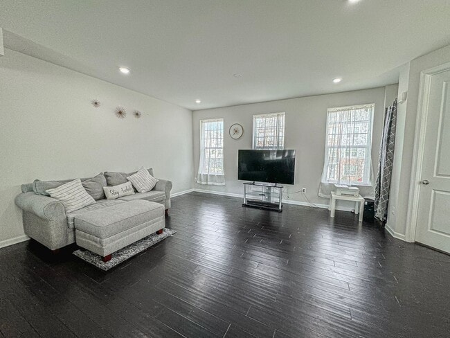 Building Photo - Stunning and Spacious 4 Bed 3.5 Bath End Unit Townhome In Highly Desired Goose Creek Club