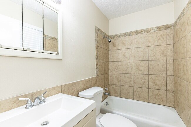 Building Photo - Three Bedroom Home in Quiet Neighborhood