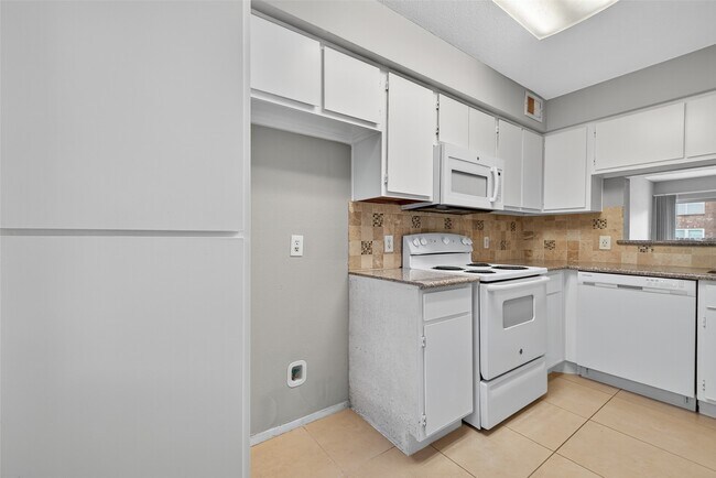 Building Photo - 18800 Egret Bay Blvd