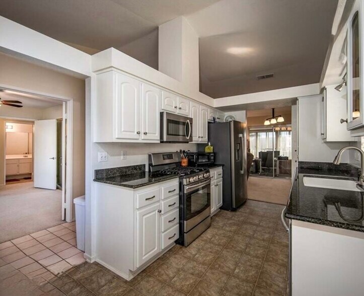 Building Photo - 10701 Bel Air Dr