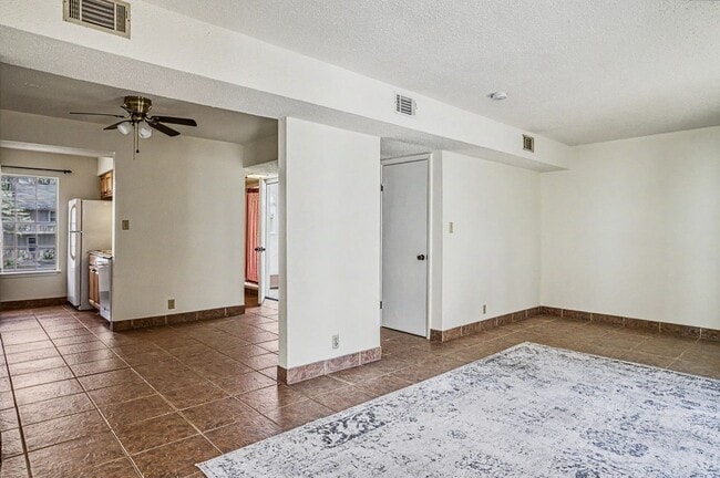 Building Photo - Two-Level Townhome in DeSoto Courts
